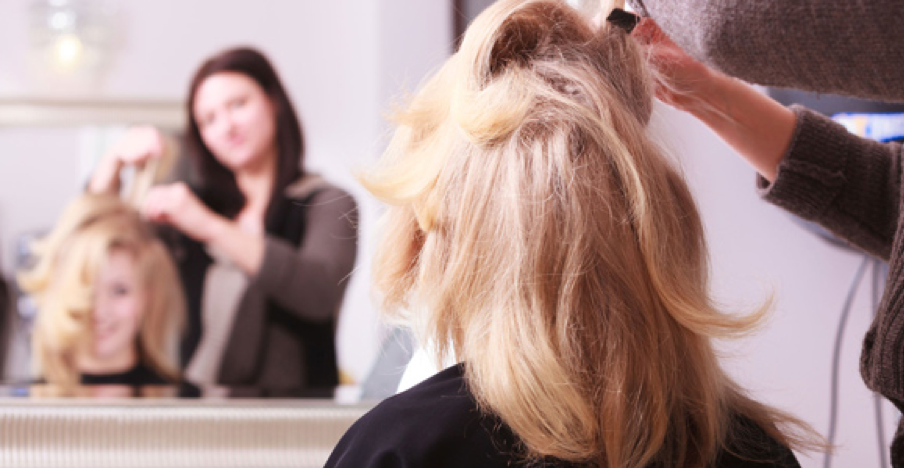 Comment se reconvertir professionnellement dans la coiffure ?